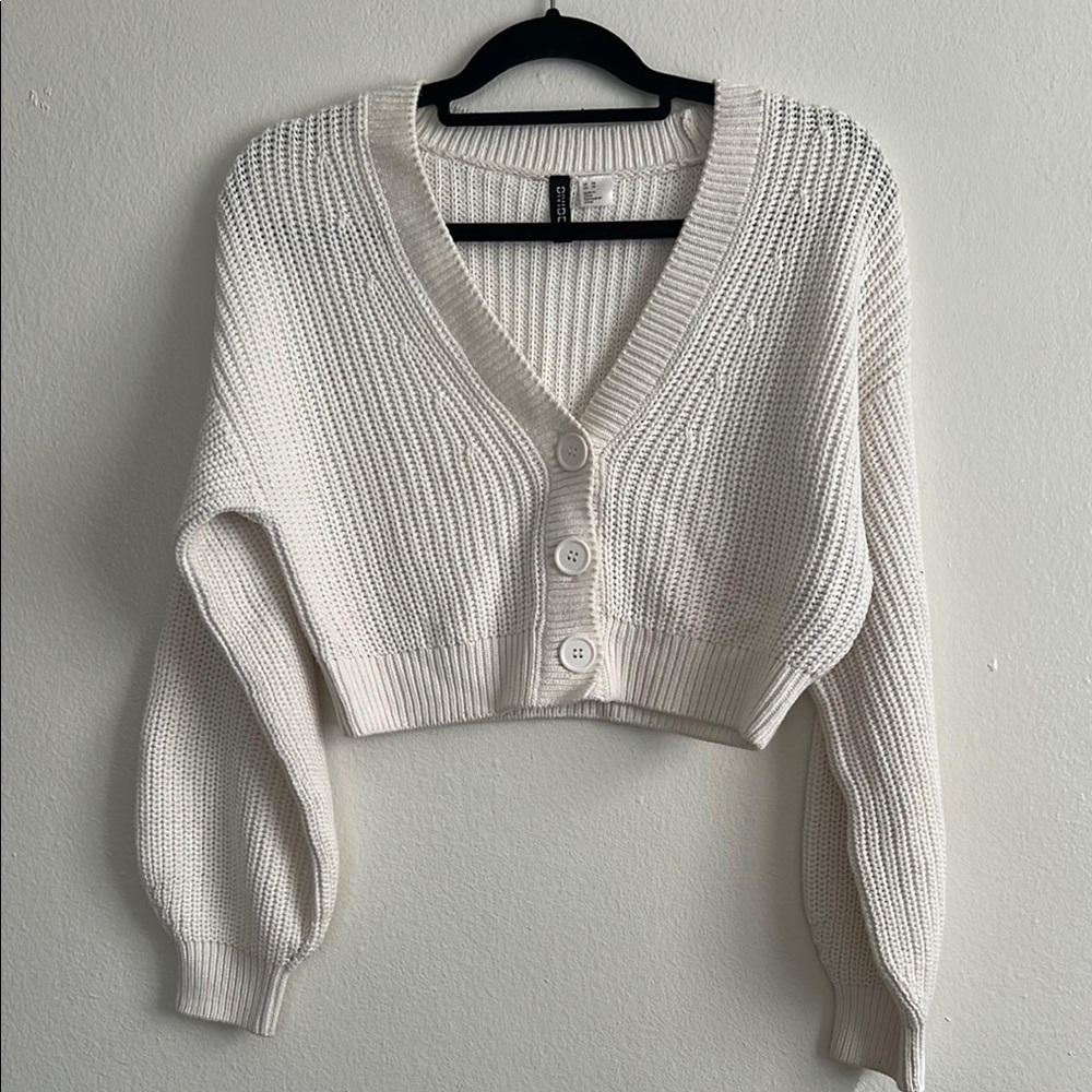 White Cropped Cardigan with Ribbed Knit and V-Neck